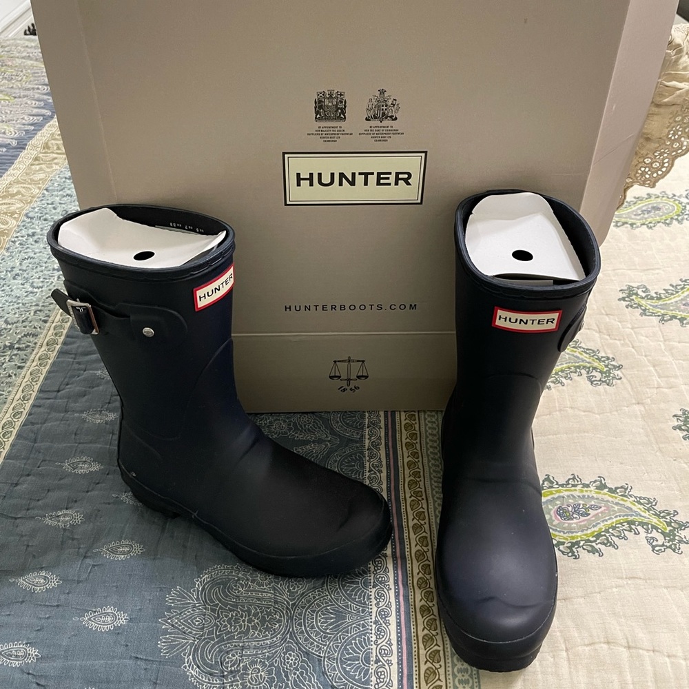 Hunter rain boots, women size 7, navy blue